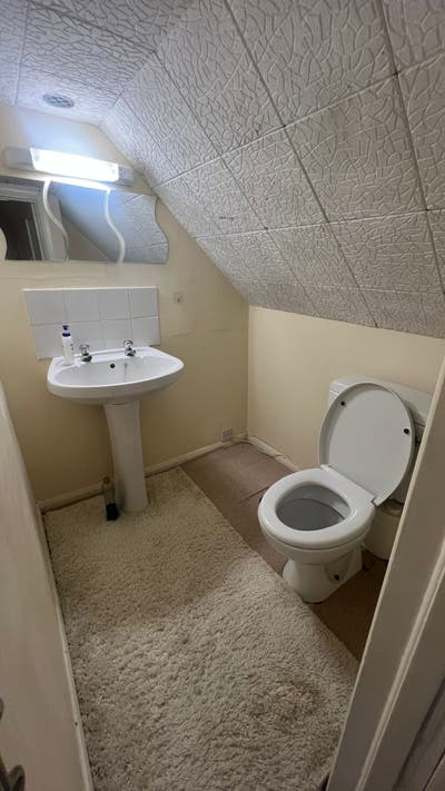 Big room in a house en suite toilet. Main Photo