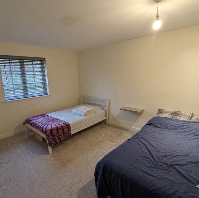 Looking for a female roommate  Main Photo