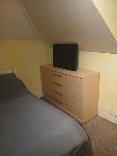 Room in chilled house Main Photo