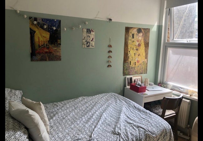 1 x Double Room Downstairs in a 4 bedroom house  Main Photo