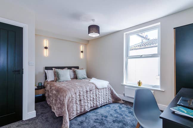 1-En-Suite Rm Next to the Beach-All Bills Included Main Photo