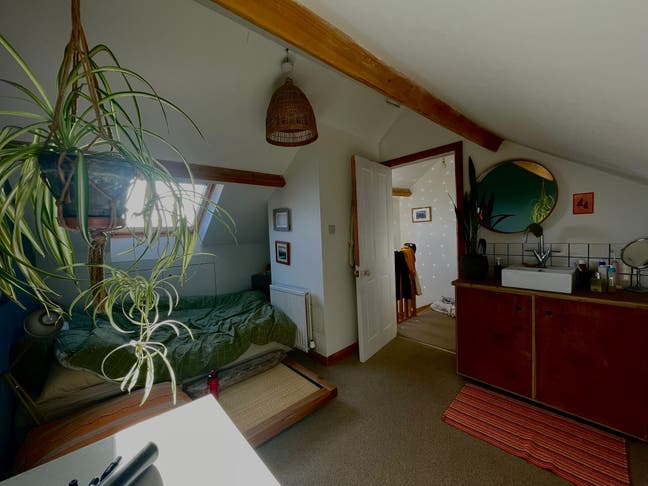 Loft room in Refield for a three month let Main Photo