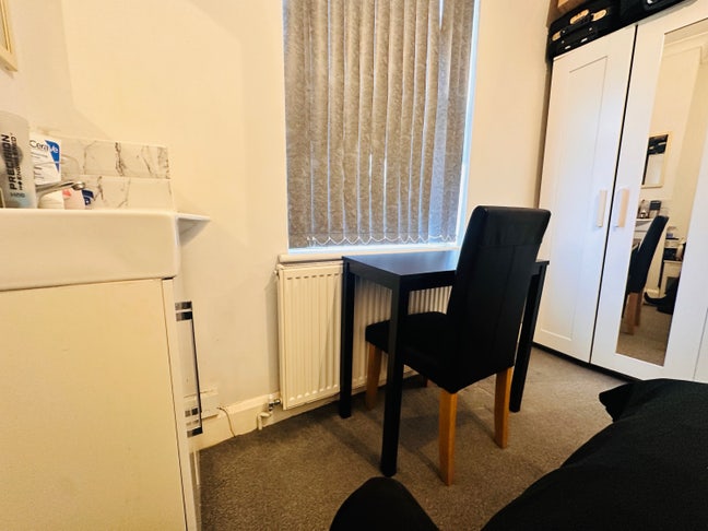 Affordable Room for rent in Uxbridge Main Photo