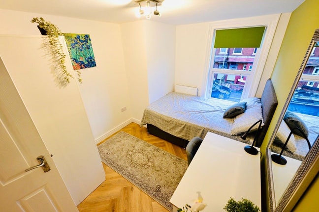 REDUCED - Designer 9 Bed Fallowfield 🏡 Main Photo