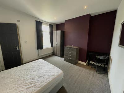 😍AMAZING Large En-suite Room Available😍 Main Photo