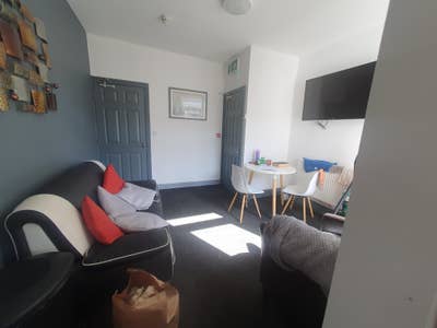 Wow! Double Room available in this small house sha Main Photo