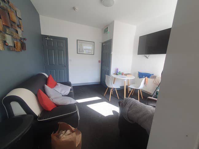 Wow! Double Room available in this small house sha Main Photo