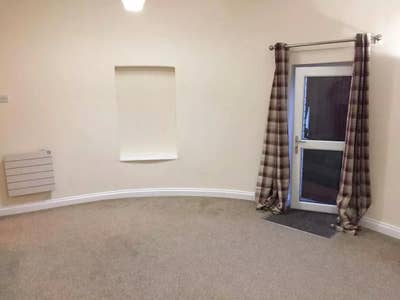 One bed ground floor flat with parking and courtya Main Photo