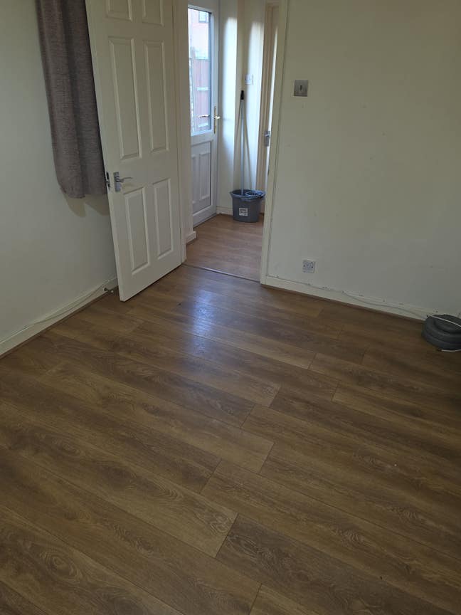Unfurnished room to let short term or long term. Main Photo