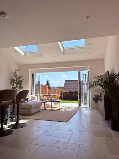  Modern Double Bedroom with Private Toilet Main Photo