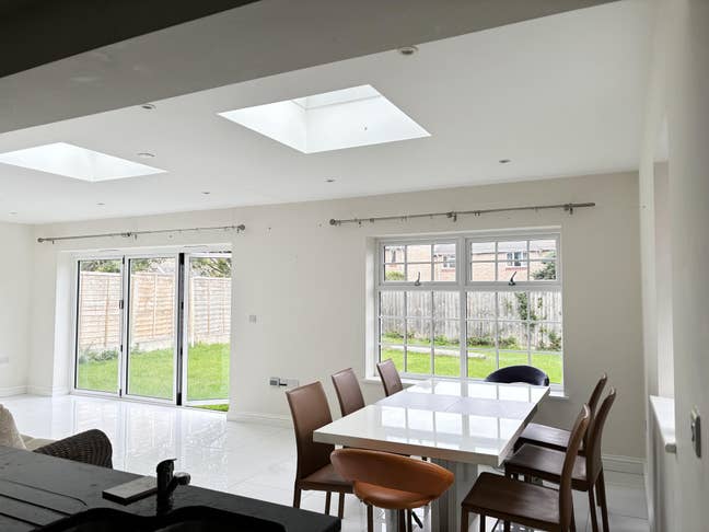 Modern Double Room with En-Suite in Stylish Shared Main Photo