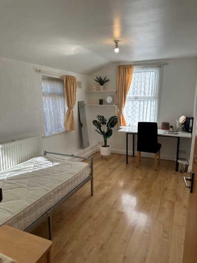 Large double room in New Cross Gate (Zone 2) Main Photo
