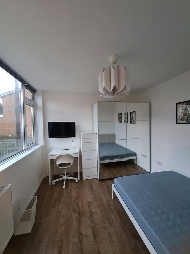 En-suite rooms, all bills included, no deposit Main Photo
