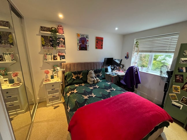 Modern Bedroom with Private Bathroom in CR2 Main Photo