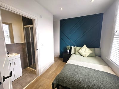 Quiet Double Room with Ensuite (No Bills) Main Photo