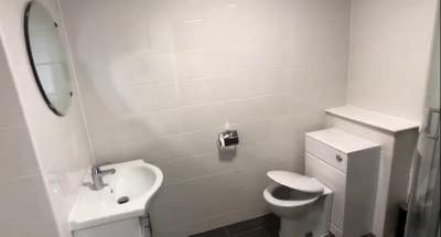 3 Large Bedrooms - 2 Bathrooms - Open plan kitchen Main Photo