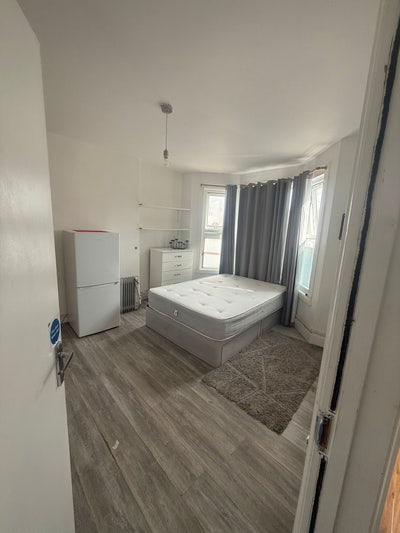 ✨ 🛏️ Large Double Room to Let – Mitcham Main Photo