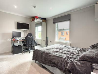 En-Suite Bedroom 🚿 Short Walk to Town/Station 🚉 Main Photo