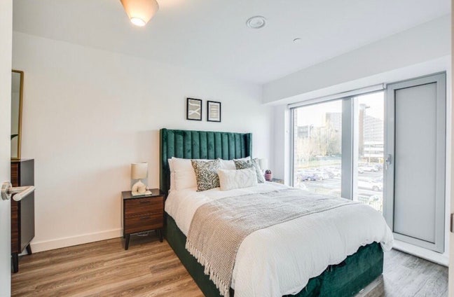 Room available in 2 bed flat Main Photo