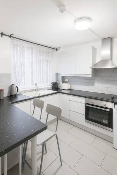 2 Single Rooms Newly-Refurbished Main Photo