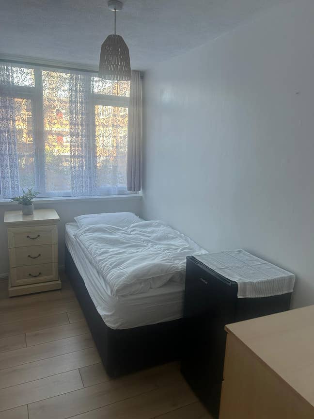 2 Single Rooms Newly-Refurbished Main Photo