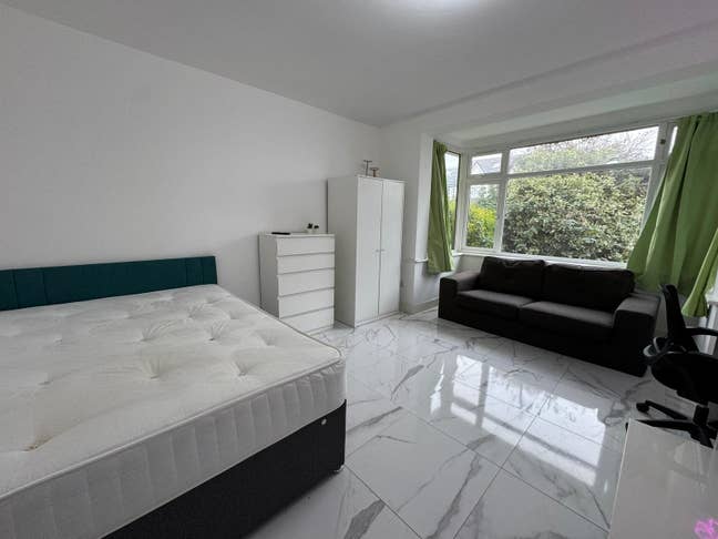 Large room in friendly house - Bills Included Main Photo