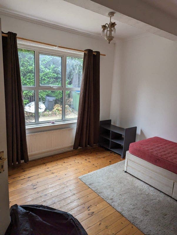 Large double room in a lovely country side house. Main Photo