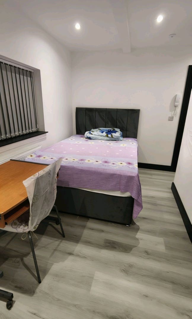 Nice ensuite to let Main Photo