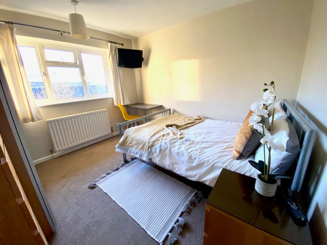 1 x Double Room-  Close to 24 hour Bus  Main Photo