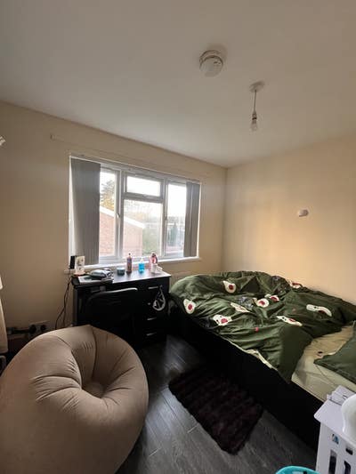 Single room available &pound;350 Main Photo