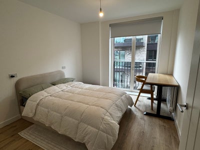 Double bedroom in brand new flat - short let only Main Photo