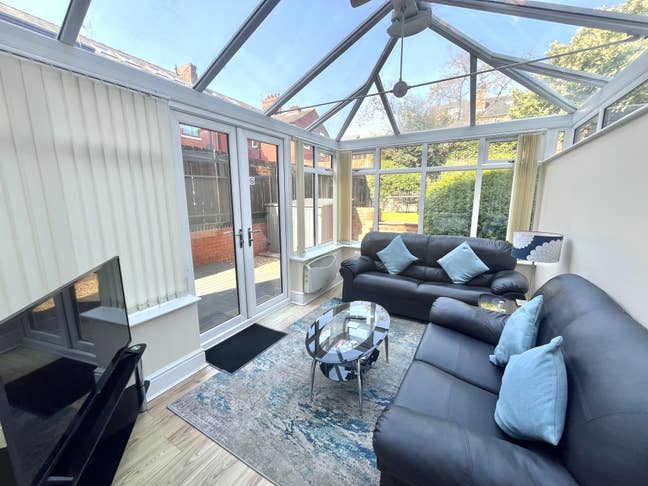 Modern room, 5 bathrooms, bills included  Main Photo