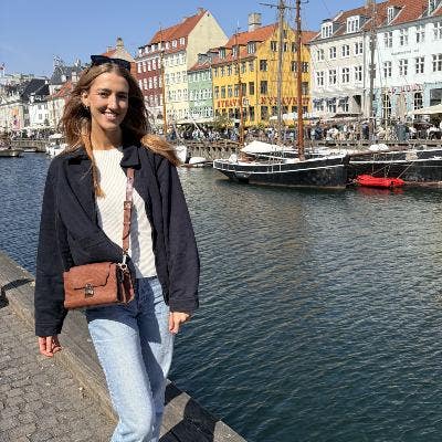  Two Friends Looking for 2 Bed Short Let / Sublet  Main Photo