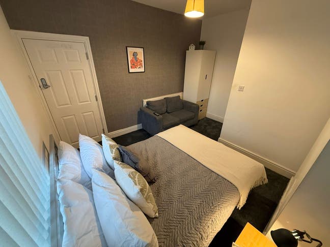 En-suite Shower Room in a 5 bed houseshare Main Photo