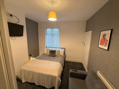 En-suite Shower Room in a 5 bed houseshare Main Photo