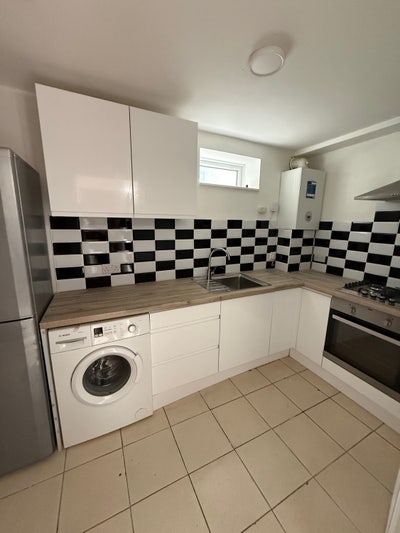 Spacious 3 or 4 Bedroom Flat Available – 2 Bath Main Photo