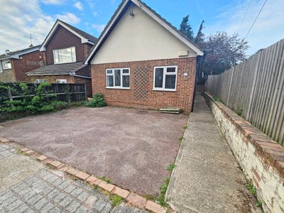 4 Bedroom Detached Bungalow Main Photo