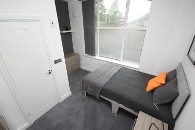 Large Ensuite Room | Bills Inc | Central Location  Main Photo