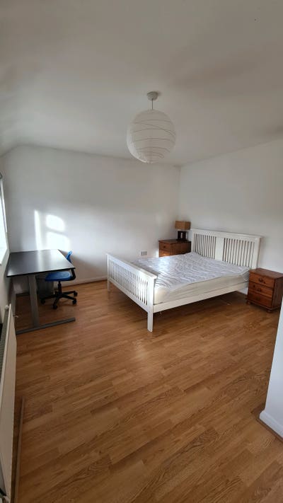 Female houseshare, with bills & cleaner, Eltham Main Photo