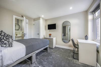Near Eastleigh Train Station | Low Deposit Option Main Photo