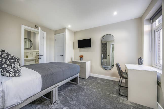 Near Eastleigh Train Station | Low Deposit Option Main Photo