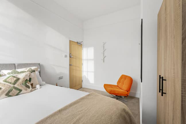 Calm 3-person house | Refurbished room | All bills Main Photo