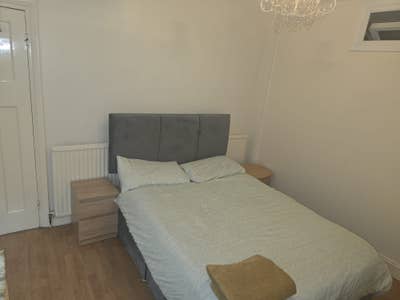 Double Room Available –  3 Mins Walk to Station Main Photo