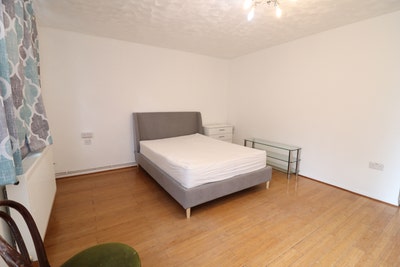 Spacious rooms in Canary Wharf E14 with garden Main Photo