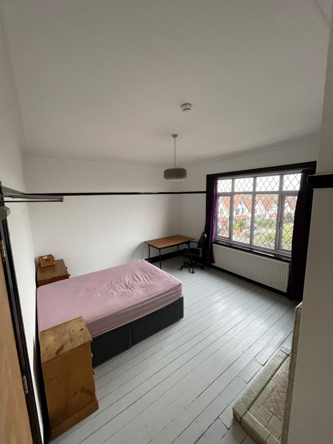 Spacious double room in friendly flat Main Photo