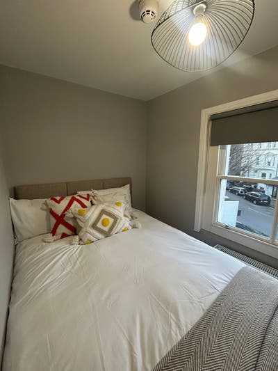 Ensuite room in a house of professionals Main Photo