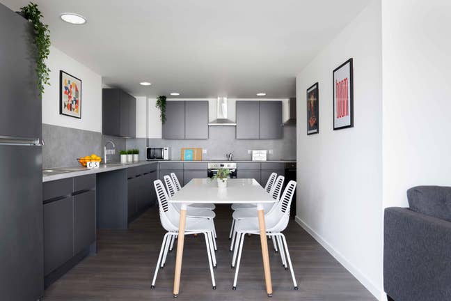 Disabled/Extra Large Room to let for 2 months Main Photo