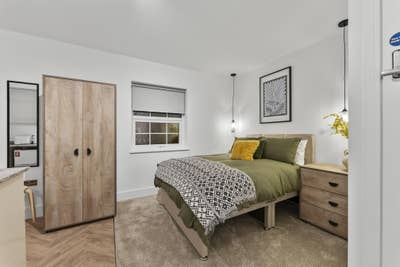 Top floor studio by the station, bills incl Main Photo