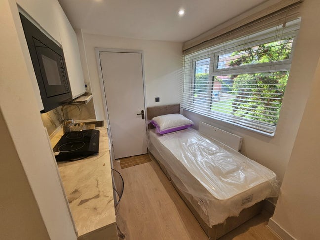 Brand New Modern Studio Flat – Female Only Main Photo