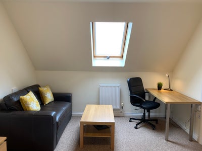 Large Double Ensuite With Parking On Site  Main Photo